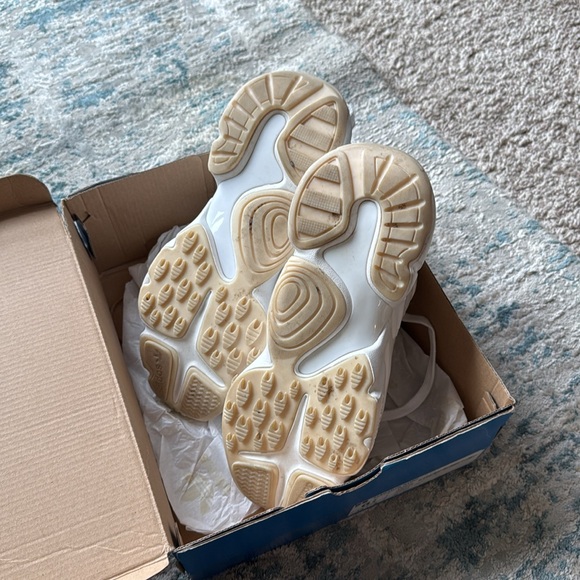 Adidas Originals Magmur Women’s White Runner Size 6.5 (runs large) - Picture 7 of 8